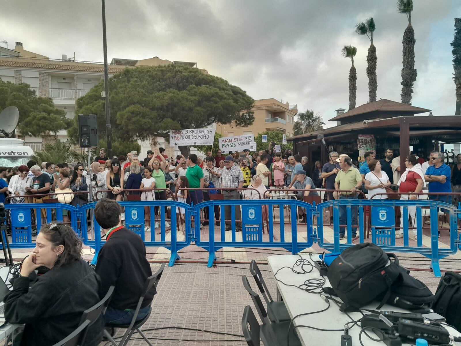 Manifestantes protestan durante el mitin celebrado en Los Alcázares.