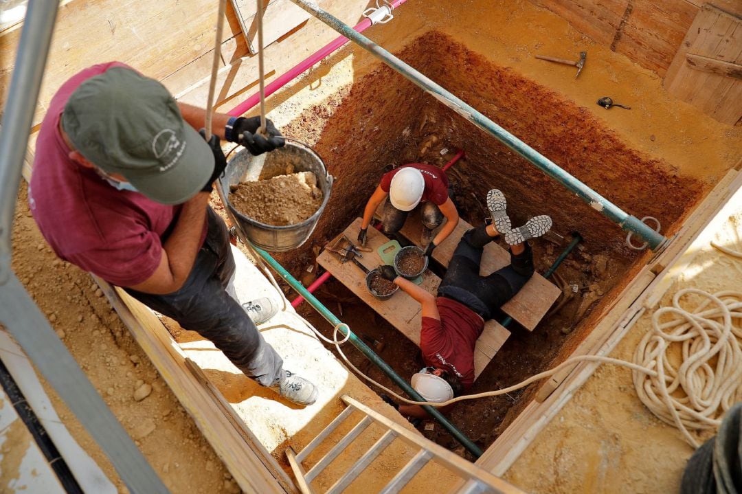 La fosa 111 de Paterna, en la que la empresa ArqueoAntro retomó las labores de excavación a mitad de mayo tras el parón por la pandemia de la COVID-19, ha revelado bajo la cal los primeros doce cuerpos de los casi 150 represaliados fusilados entre marzo y mayo de 1940 que se espera encontrar.