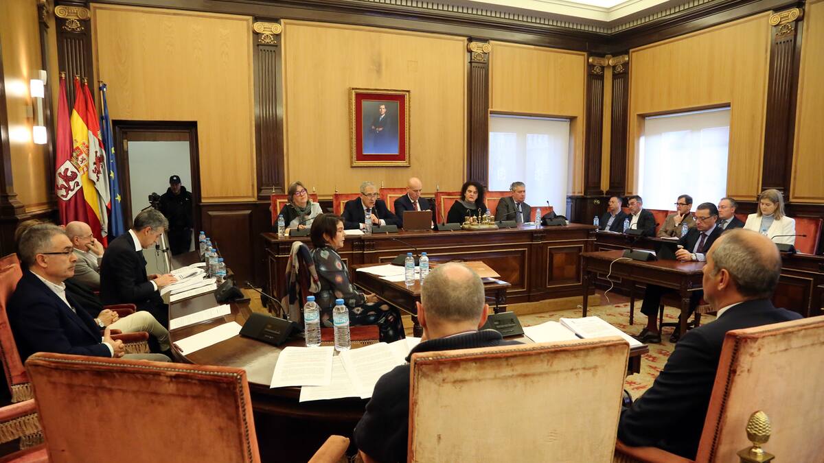 León aprueba homenajear a tres cofradías incluyéndolas en el callejero: "El equipo de gobierno huele cada vez más a incienso y a vela"