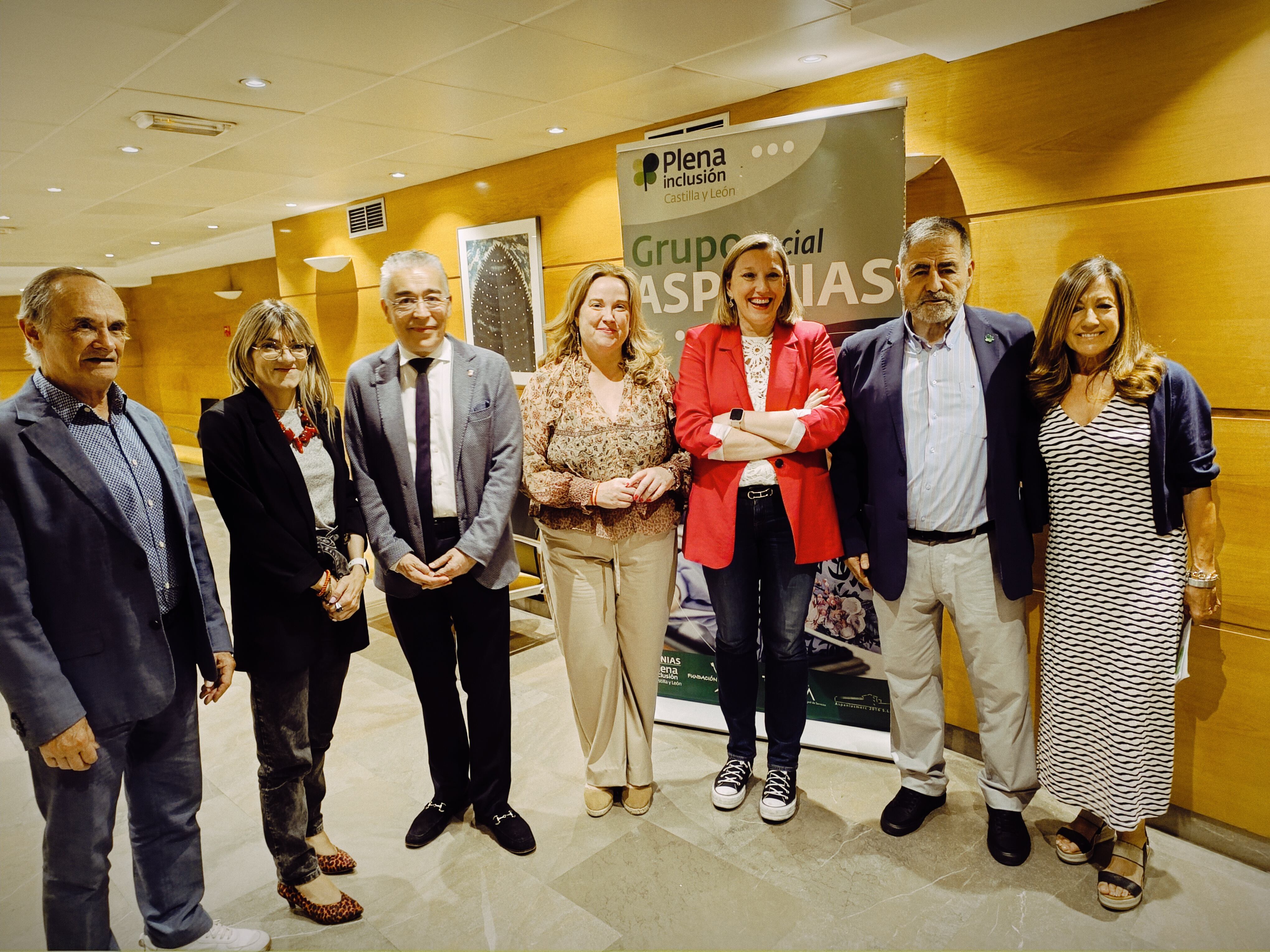 Directivos de Aspanias con autoridades locales y regionales en la celebración del 60 aniversario de la entidad