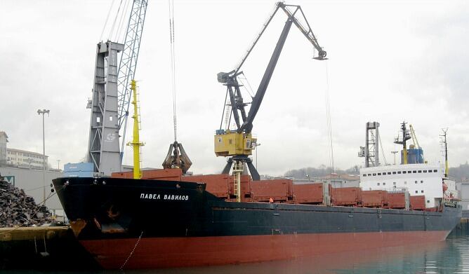 El buque ruso Pavel Vavilov, de 182 metros de eslora, en el Puerto de Pasaia
