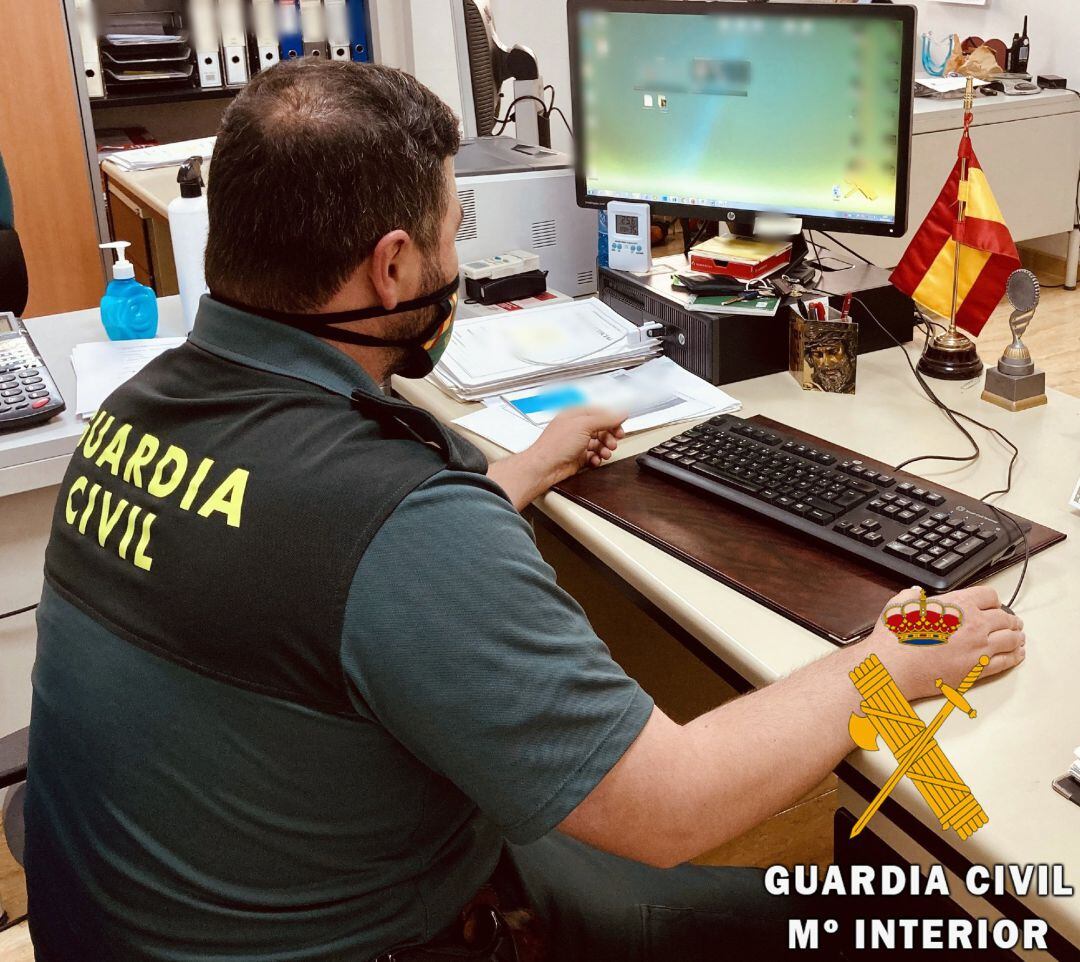 Un agente de la Guardia Civil instruye un atestado.