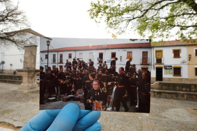 Foto de los miembros de una banda musical después de una procesión tomada en abril de 2019. Hoy la imagen cambia a calles desiertas.