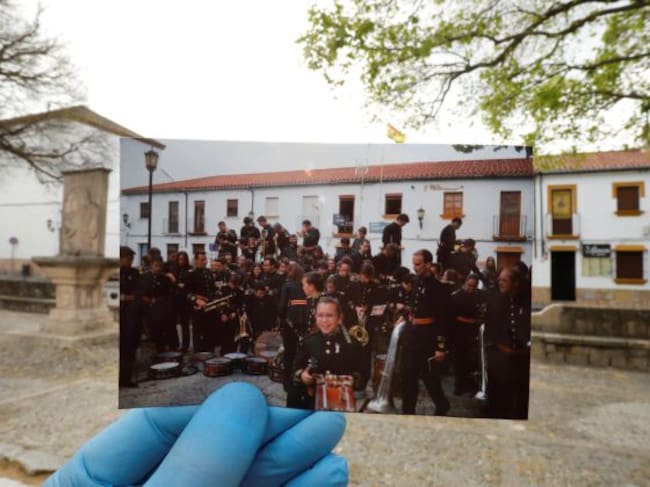 Foto de los miembros de una banda musical después de una procesión tomada en abril de 2019. Hoy la imagen cambia a calles desiertas.