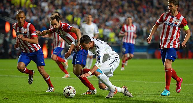 Juanfran pugna con Cristiano Ronaldo por el balón durante la final de Champions disputada en Lisboa