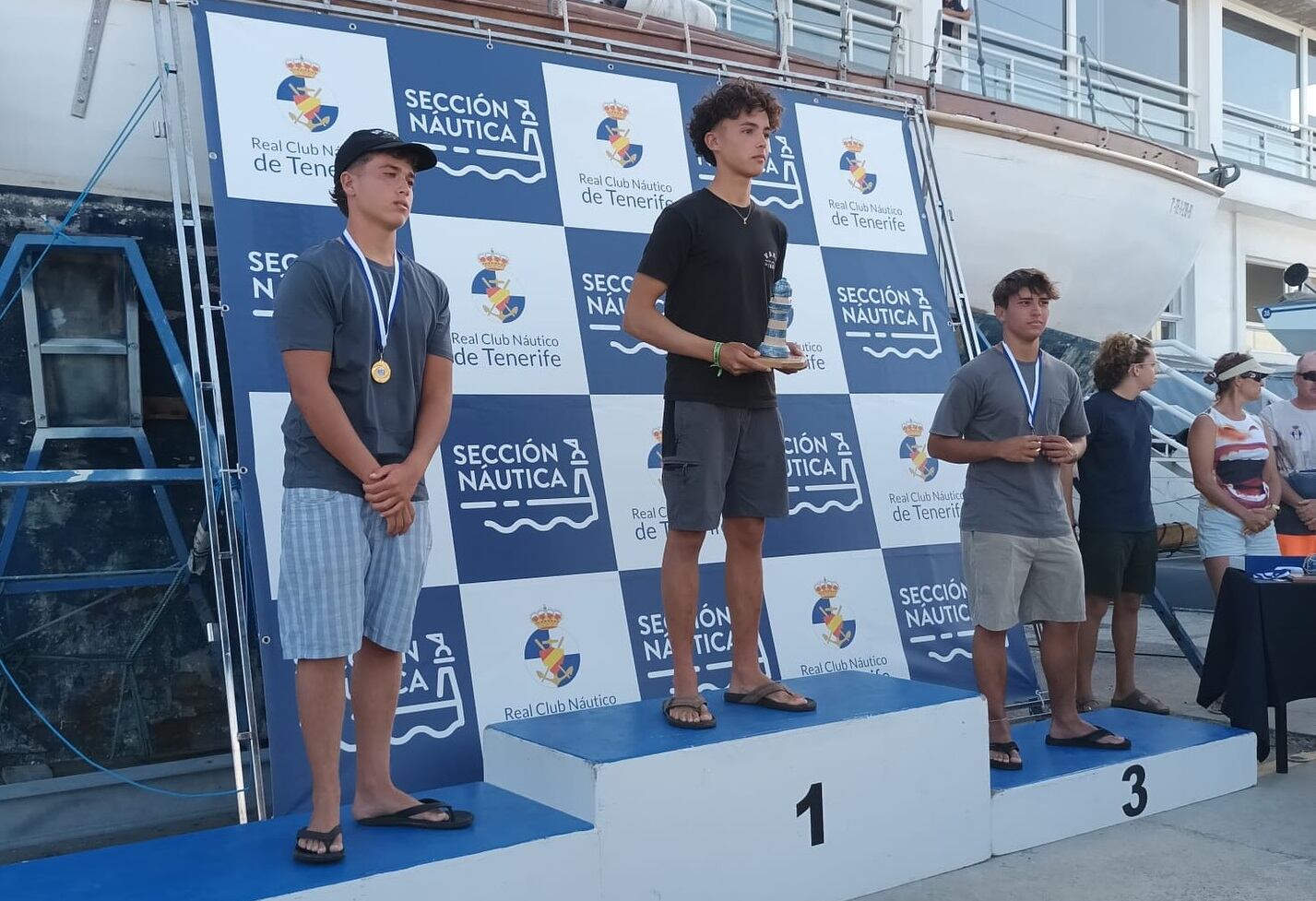 Guillermo Bravo de Laguna en el podio de la Regata Clasificatoria ILCA 6.