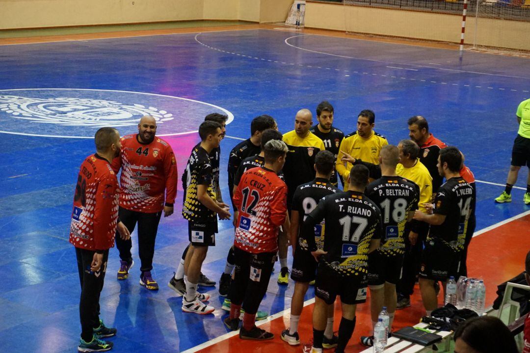 El Bm. Elda - C.E.E. deberá desplegar un balonmano muy solidario para ganar al líder