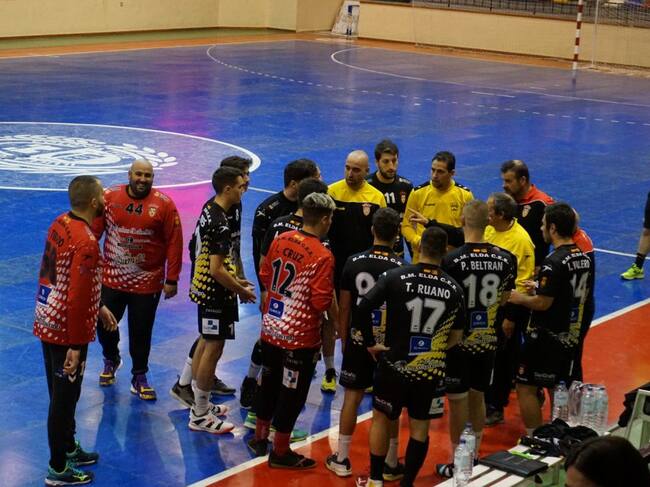 El Bm. Elda - C.E.E. deberá desplegar un balonmano muy solidario para ganar al líder