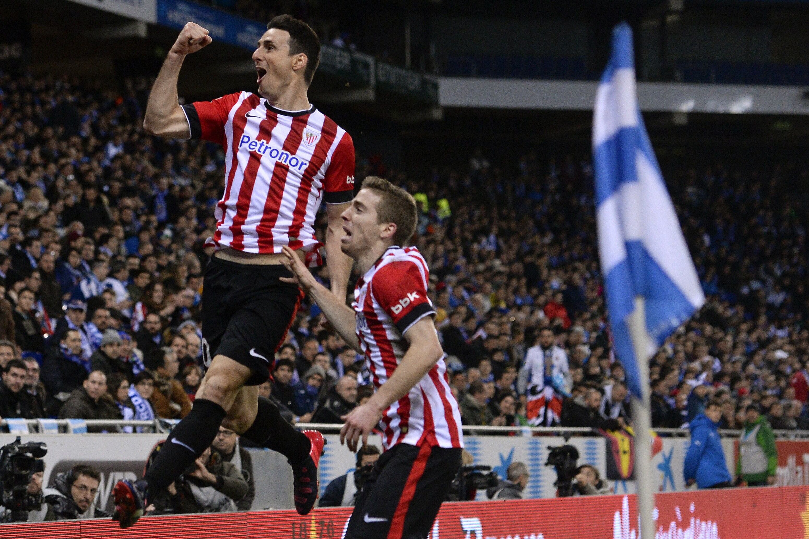 Aduriz y Muniain celebran el gol del Athletic en el partido de vuelta de las semifinales de Copa de 2015