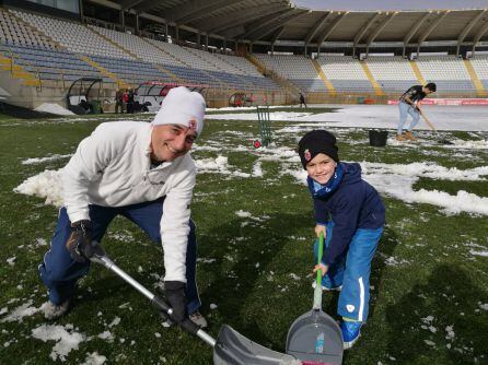 Mayores y pequeños participaron en la limpieza del césped