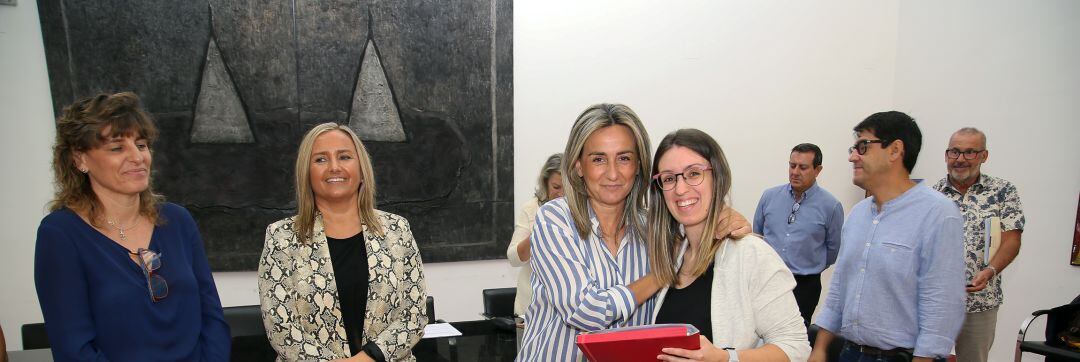 La alcaldesa Milagros Tolón durante la entrega de llaves de las viviendas de la EMV en el barrio del Polígono