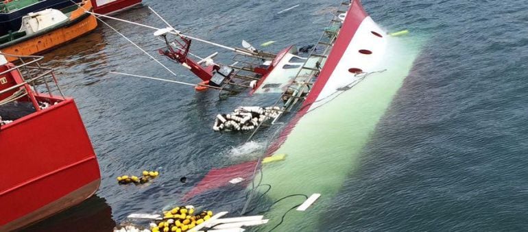 Pesquero hundido en el muelle de Oza