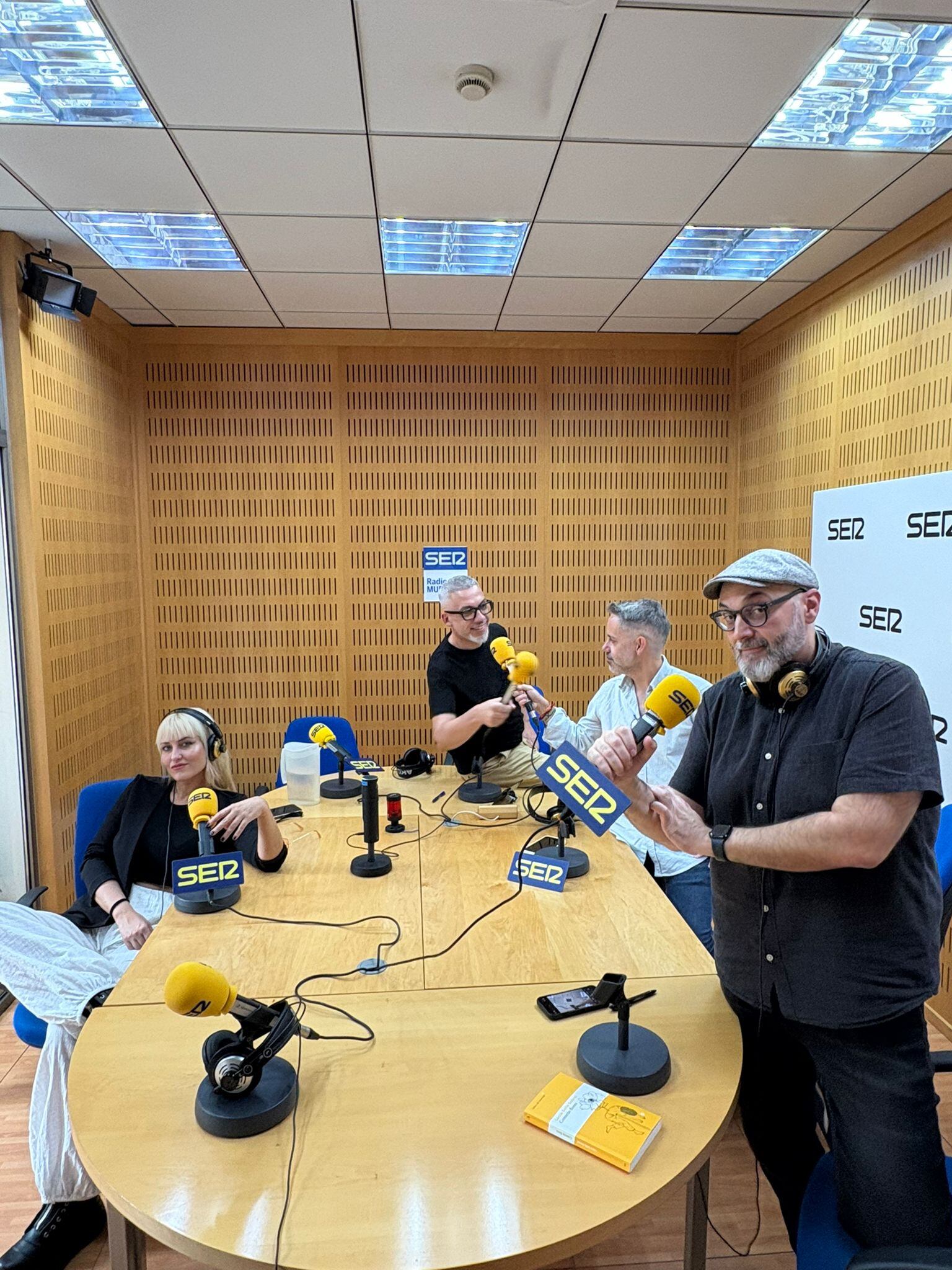 De izquierda a derecha: Kuve, cantante y compositora; Paco Sánchez, responsable de HXH Murcia;  Ángel Cruz, director de la Filmoteca Regional, y Miguel Ángel Hernández, catedrático de Historia del Arte de la UMU y escritor.