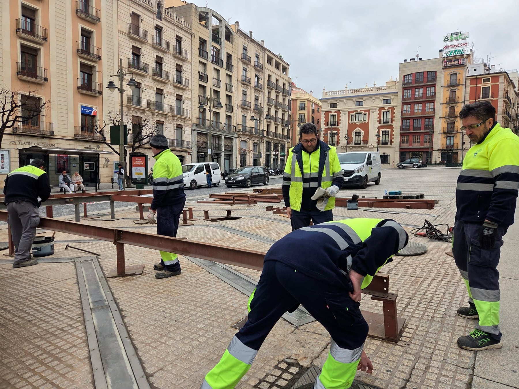 Operarios de la Brigada de Obras municipales, en los primeros trabajos del montaje del castillo