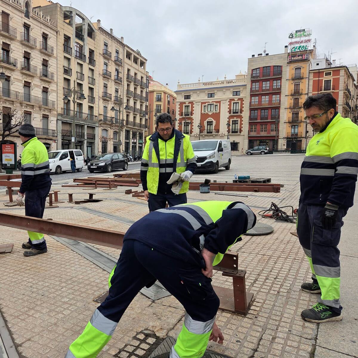 Comienza el montaje del Castillo de Fiestas en la Plaza de España con el cielo cubierto