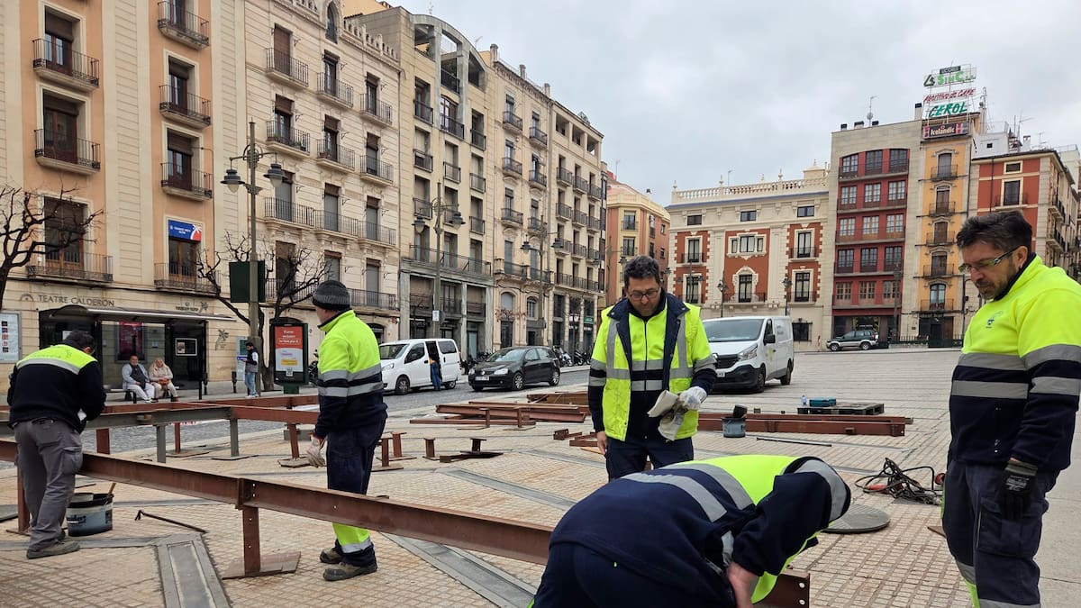 Comienza el montaje del Castillo de Fiestas en la Plaza de España con el cielo cubierto