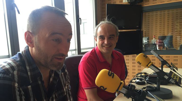 Alberto Rodríguez, director del CEIP Cristóbal Colón, y Pedro Palacios, director del CEIP Francisco Pino, en los estudios de la SER