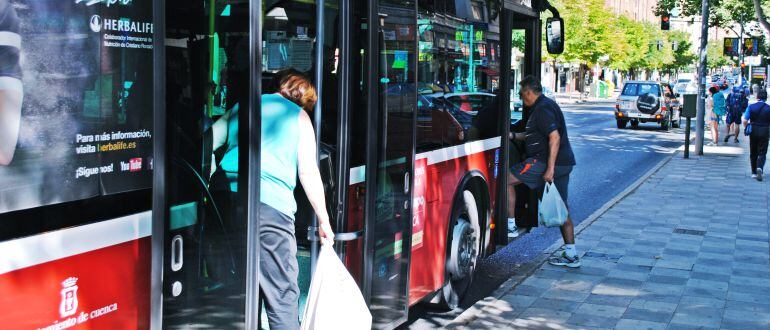 El bono de diez viajes cuesta en Cuenca 5&#039;80 euros.