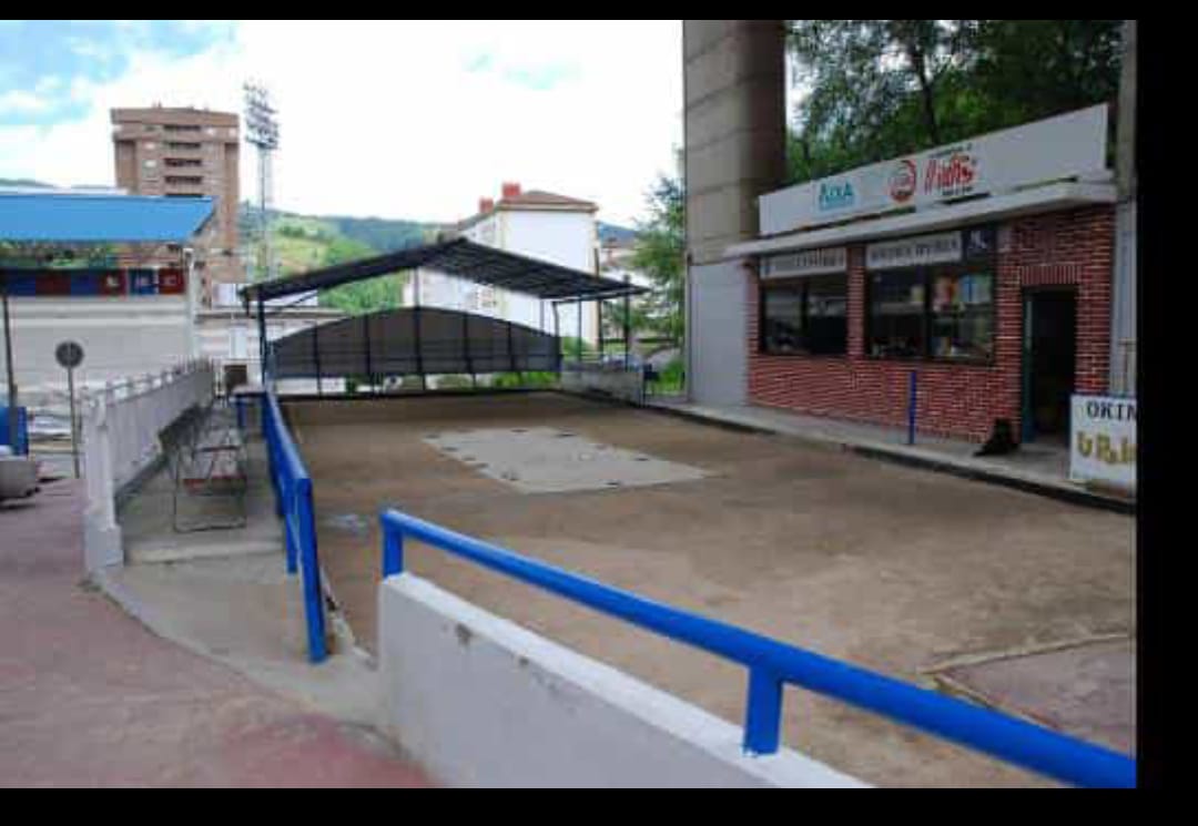 Imagen del exterior de la bolera de la Casa de Cantabria, junto al estadio de Ipurua