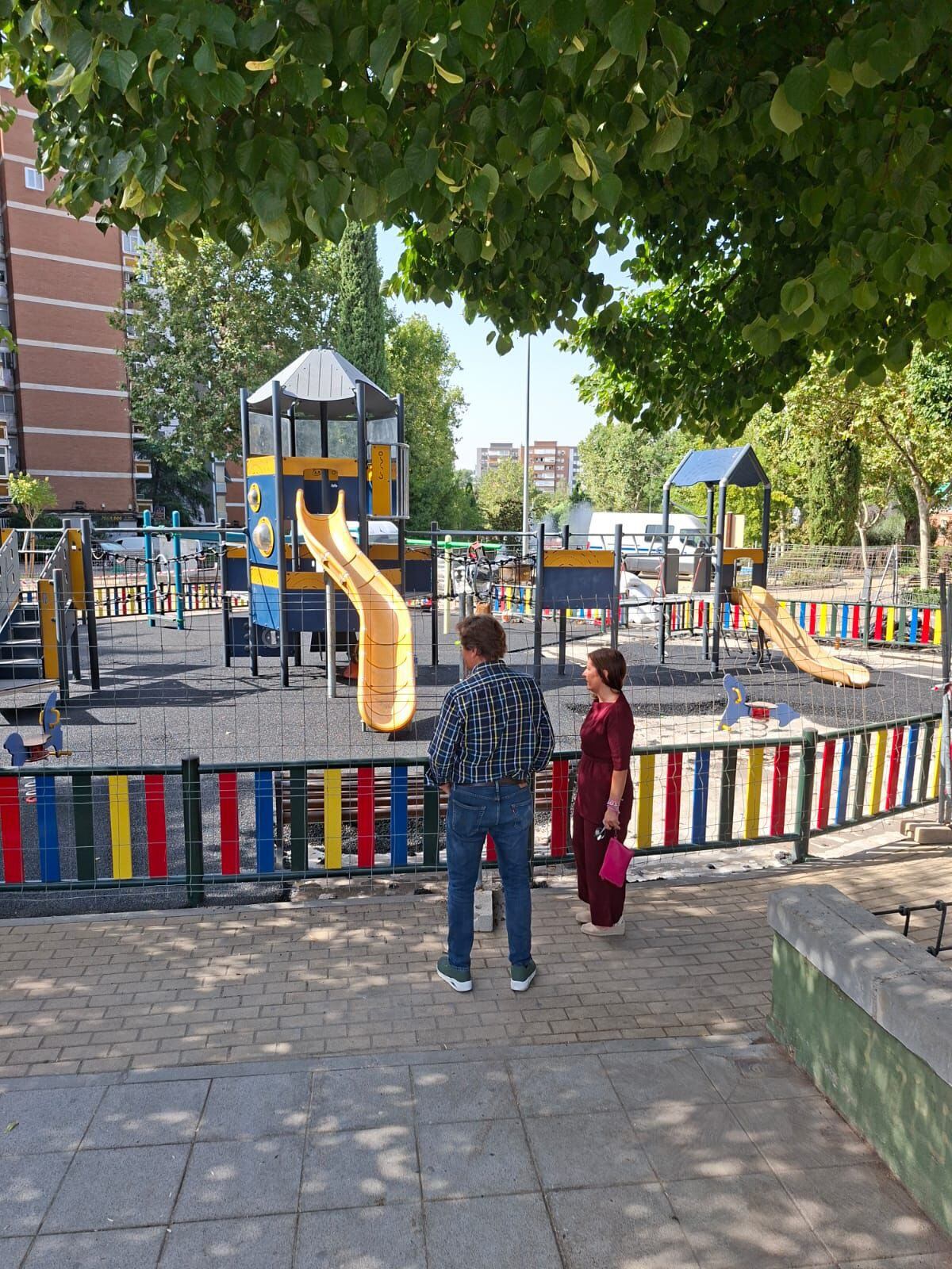 El alcalde de Fuenlabrada, Javier Ayala, en una de las áreas infantiles