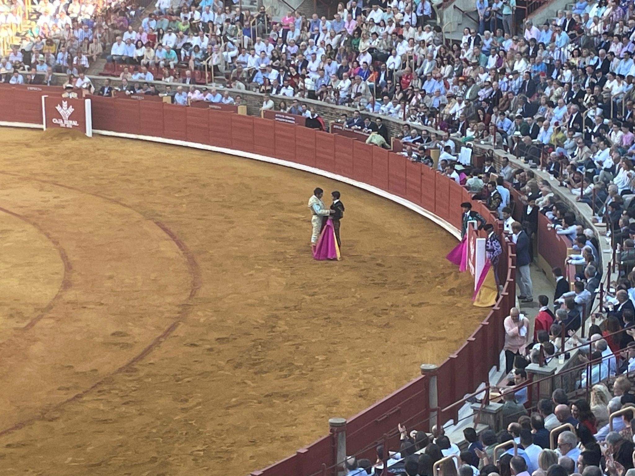 Morante le brinda un toro a Manuel Román.