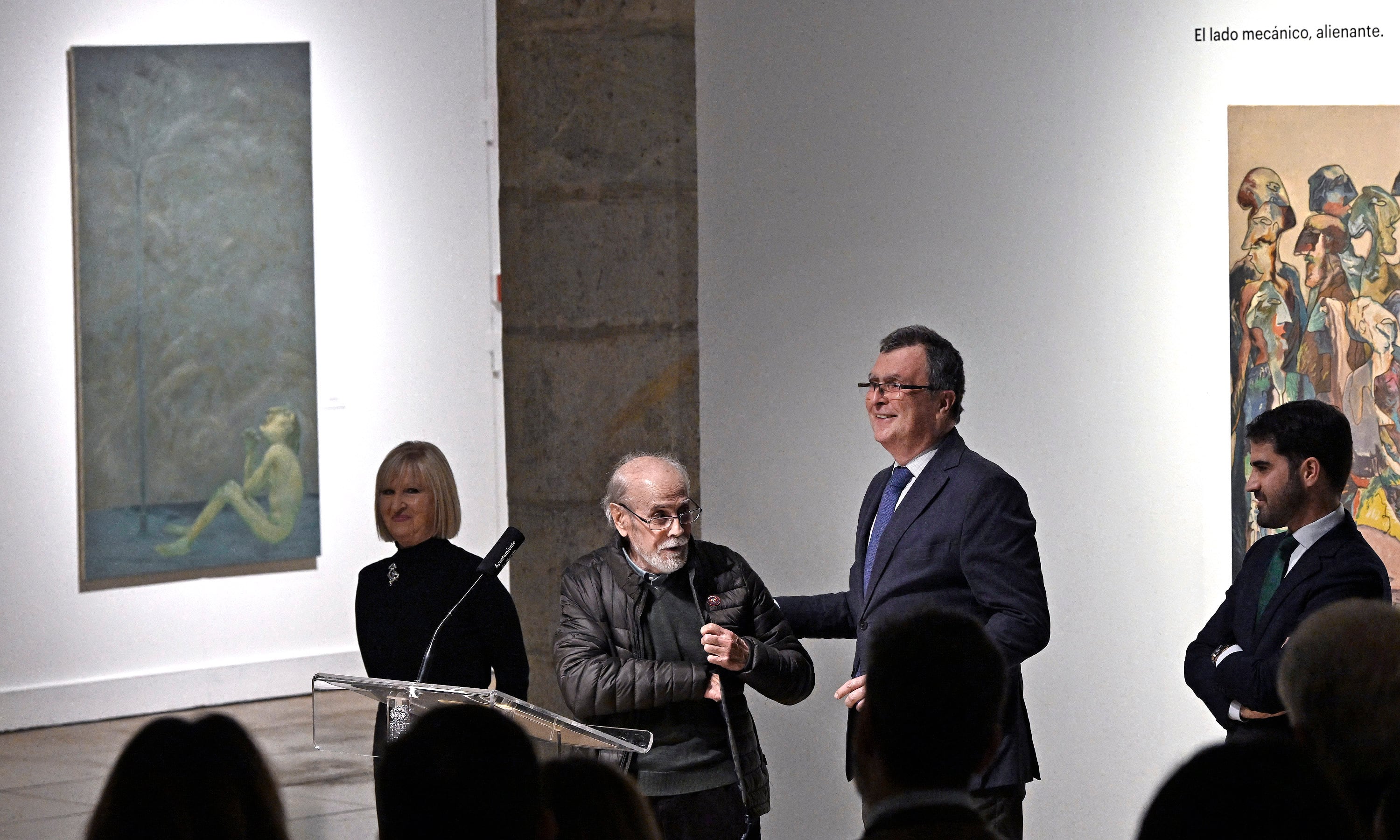 José Luis Galindo Iniesta toma la palabra durante la inauguración de su exposición &#039;Distopías&#039;. Ayto. de Murcia.