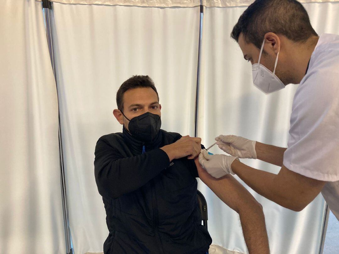 Imagen de un docente vacunandose en Murcia