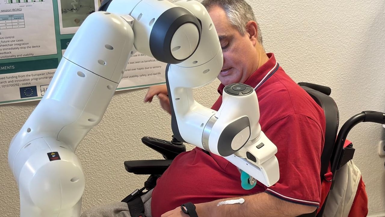 Se prueba un brazo robótico en el Hospital Nacional de Parapléjicos de Toledo para facilitar el día a día de los lesionados medulares