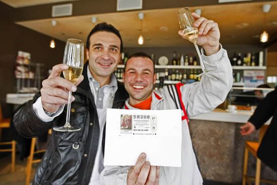 Dos vecinos de Grañén celebran en el restaurante Esperanza de la localidad que su participación, con el número 58.268 de la Lotería de Navidad, ha sido agraciada con el premio gordo del emblemático sorteo