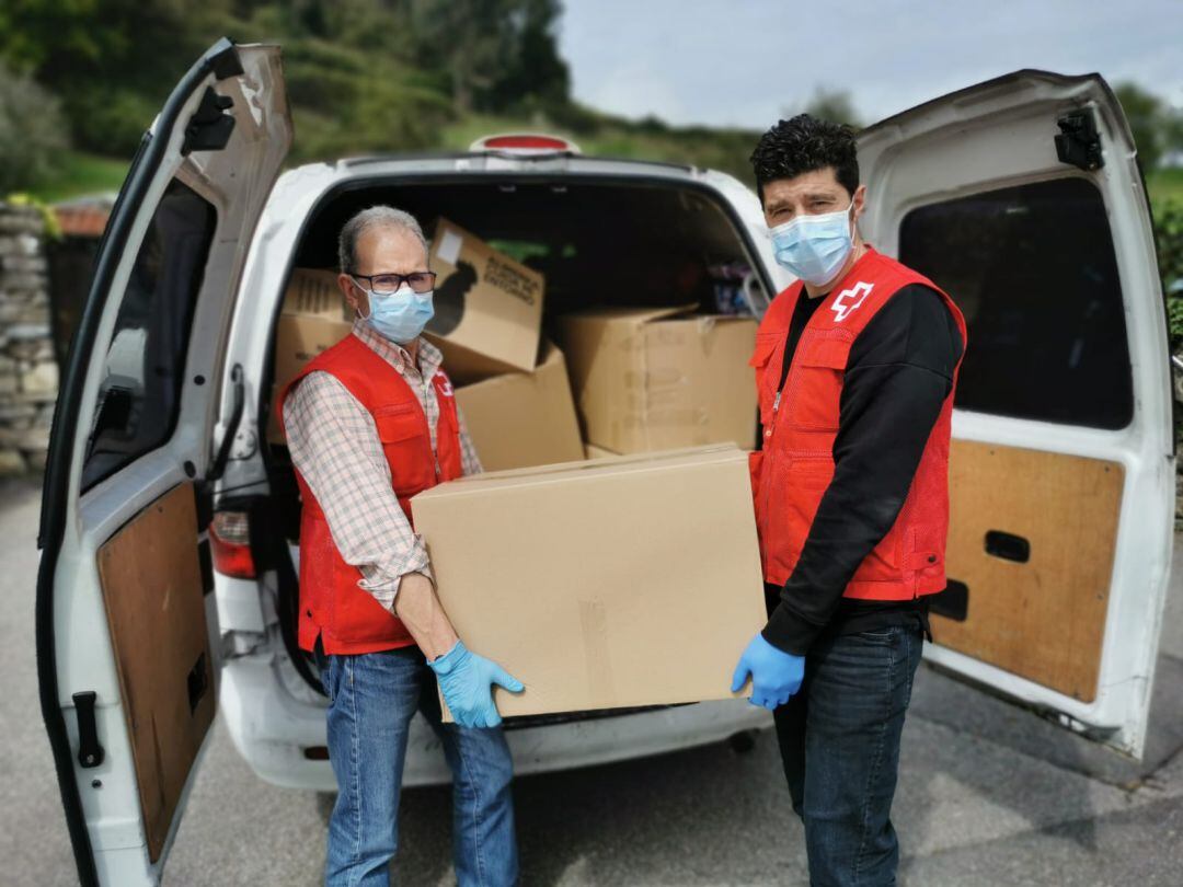 Miembros de Cruz Roja llevando a cabo el reparto de alimentos. 