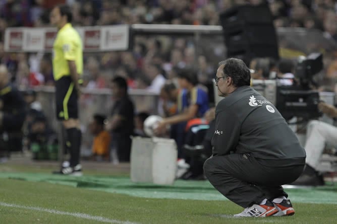 El entrenador del Athletic Club, el argentino Marcelo Bielsa, en la banda durante la final de la Copa del Rey que enfrenta a su equipo con el FC Barcelona, esta noche en el estadio Vicente Calderón. | <a href=&quot;http://goo.gl/gwQCL&quot;><b>Más deportes en Caden