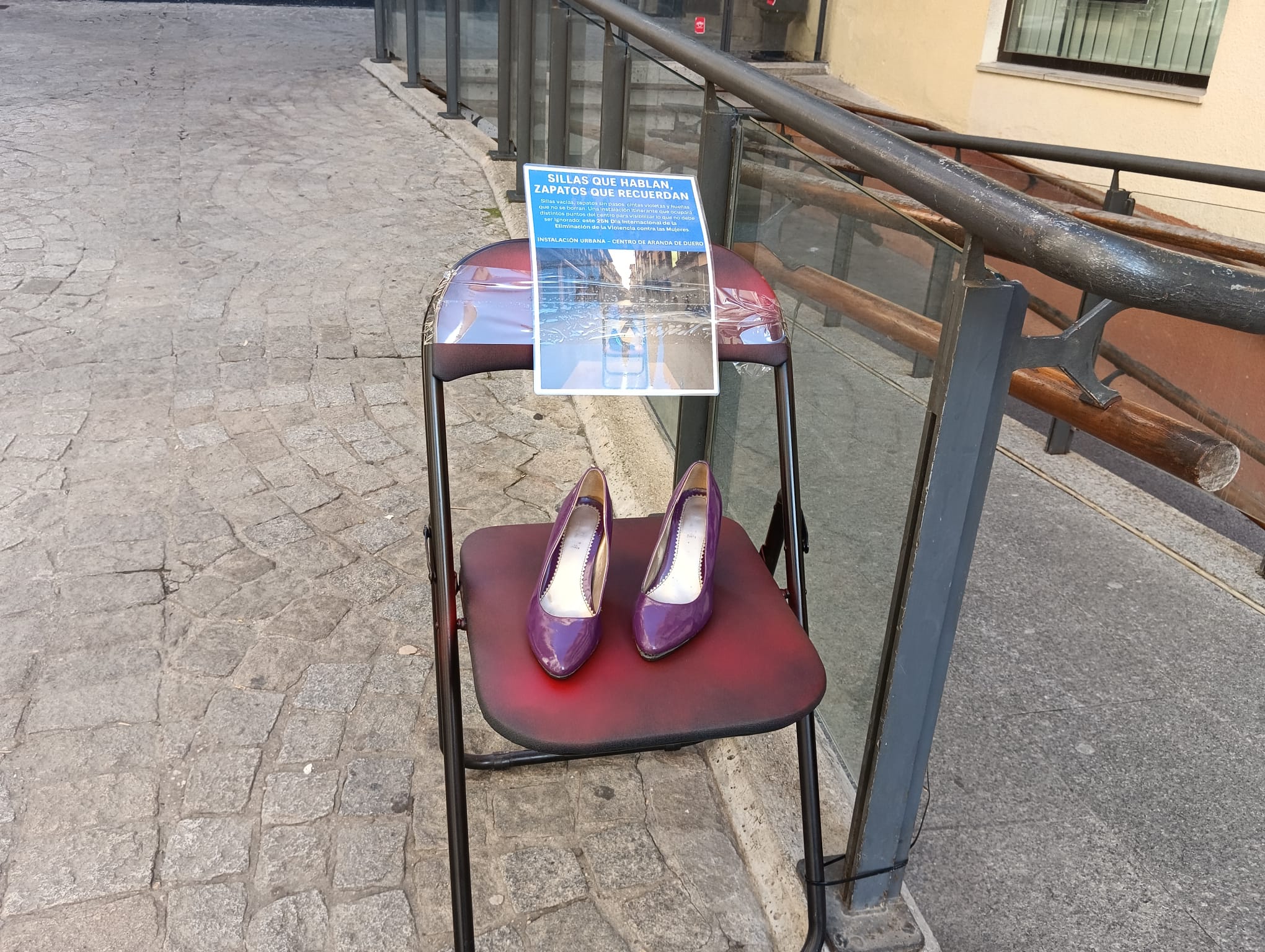 Zapatos en una silla. Una imagen que se repite en varios enclaves del casco urbano  dentro de los actos del Movimiento Feminista de Aranda