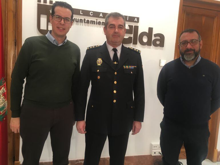Ayuntamiento junto al nuevo Comisario
