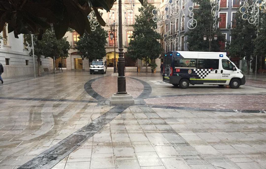 La Plaza del Carmen de Granada ha amanecido limpia tras el desalojo del campamento antifascista montado por jóvenes la noche del lunes