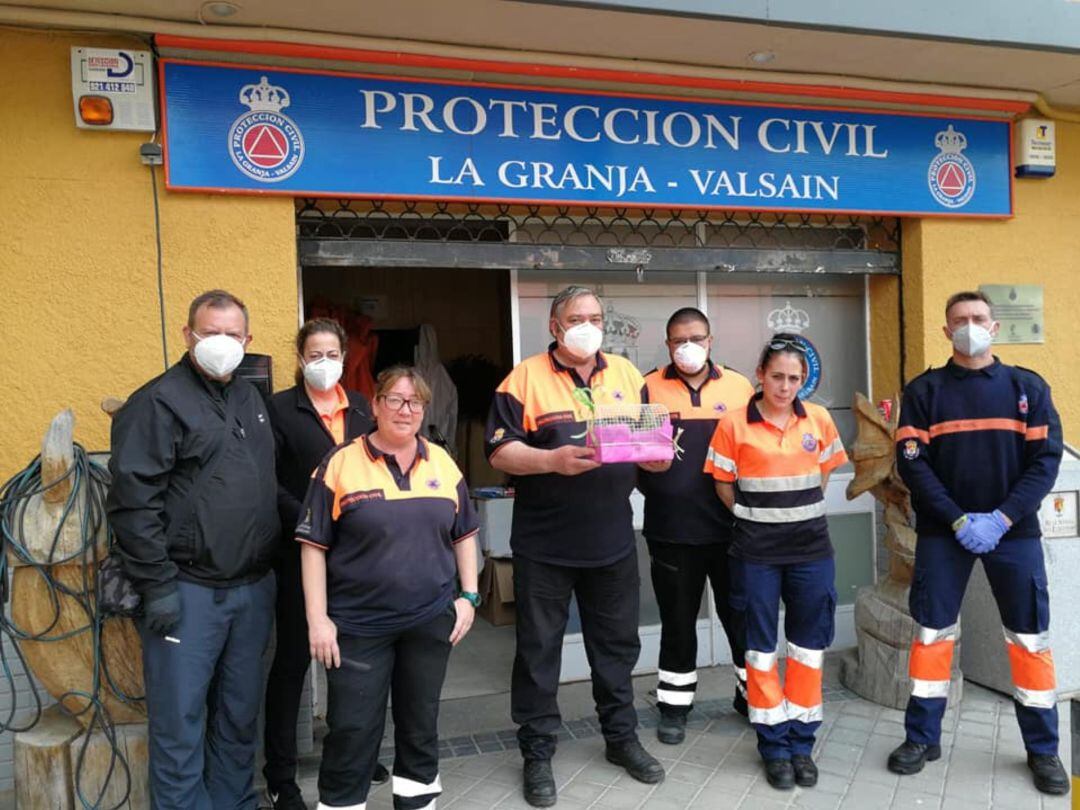 Miembros de la Agrupación de Protección Civil de La Granja y Valsaín a la puerta de su sede