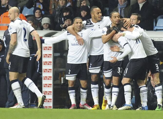 El jugador holandés del Tottenham Hotspur, Rafael Van Der Vaart , celebra con sus compañeros el gol conseguido ante el Aston Villa