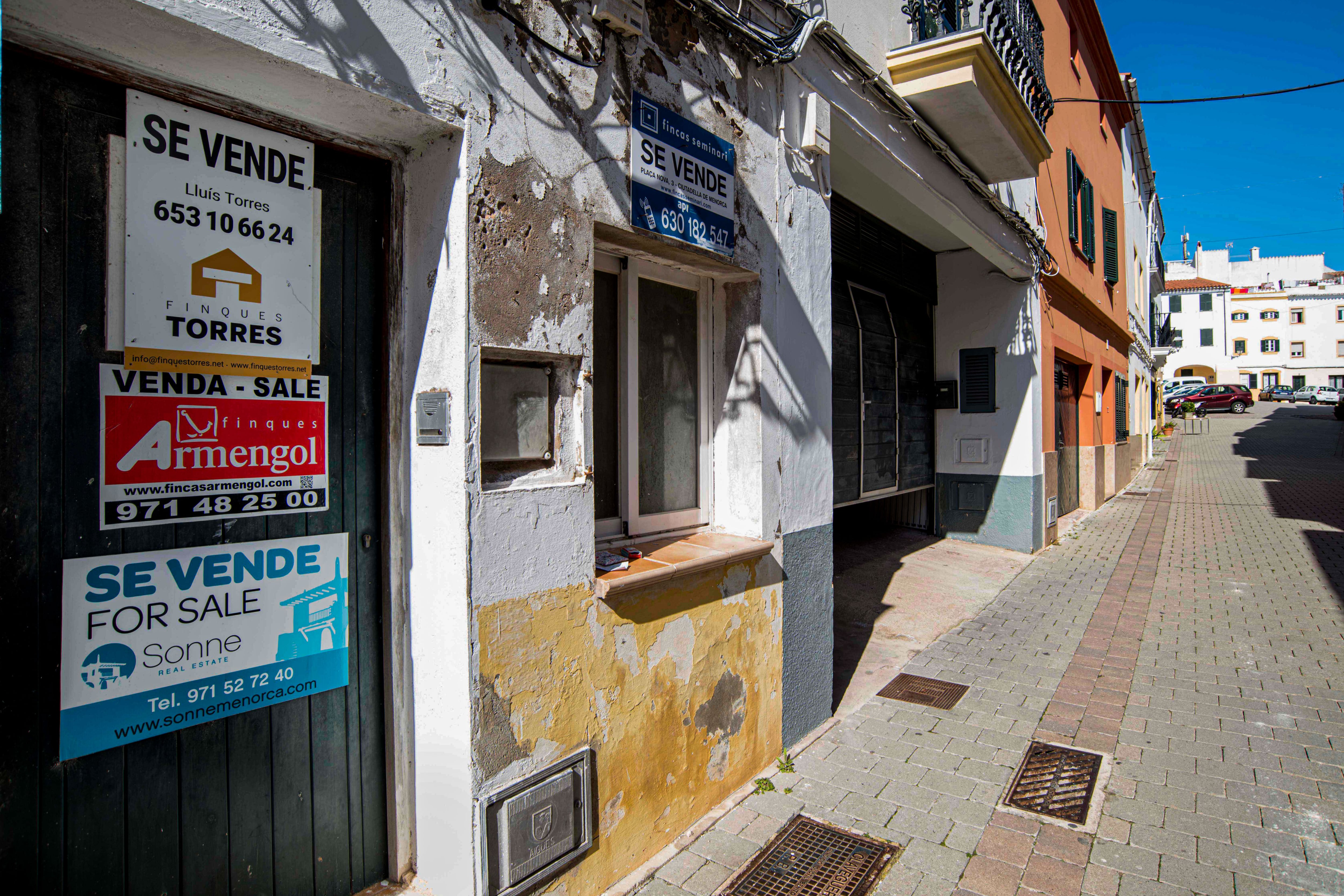 Vista de una vivienda unifamiliar en venta este domingo en el pueblo de Ferreries, Menorca.