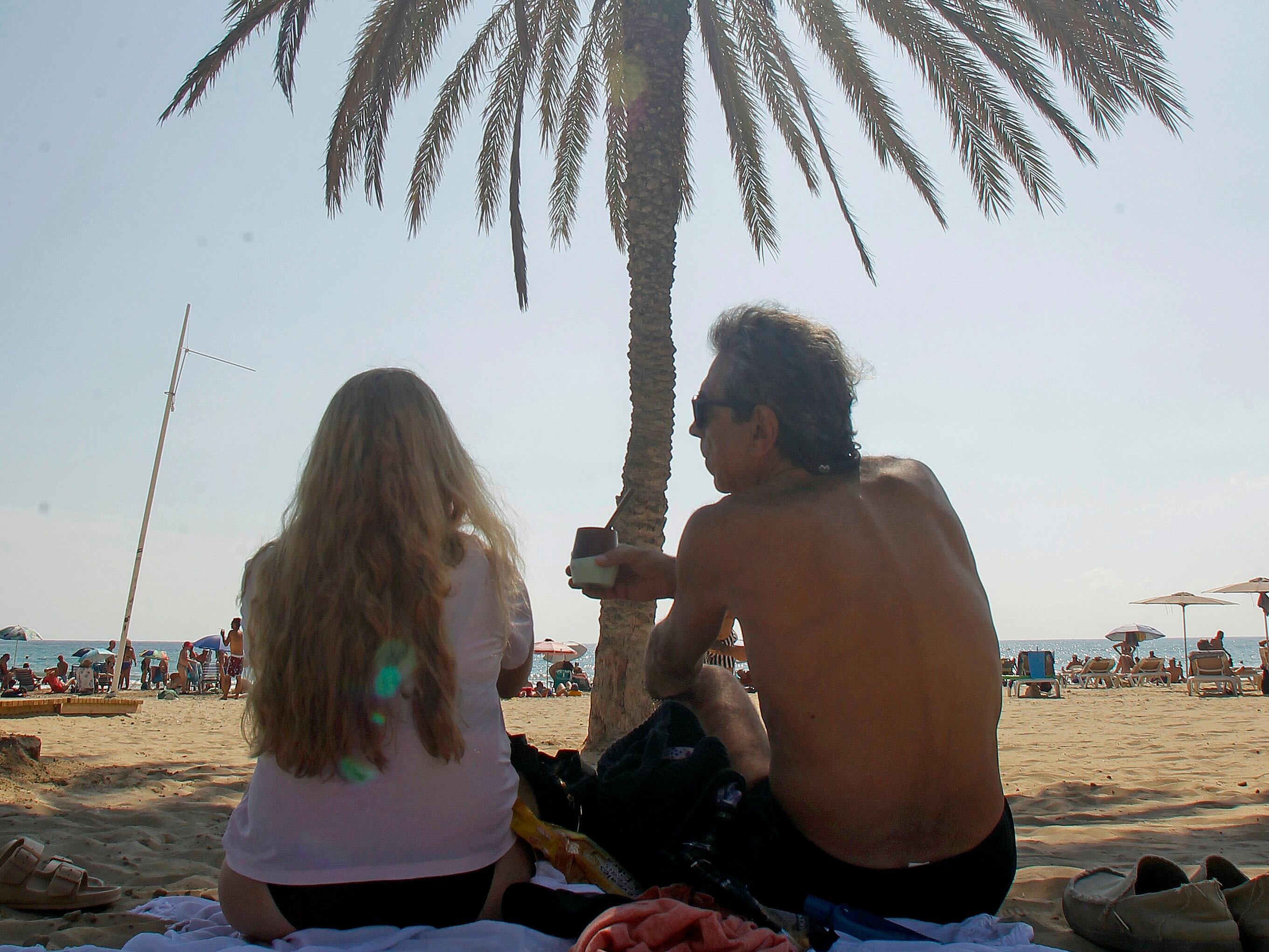 ALICANTE, 04/10/2023.- Una pareja disfruta de un día de playa durante este miércoles en el que se viven altas temperaturas en este inicio de Otoño. EFE/Morell