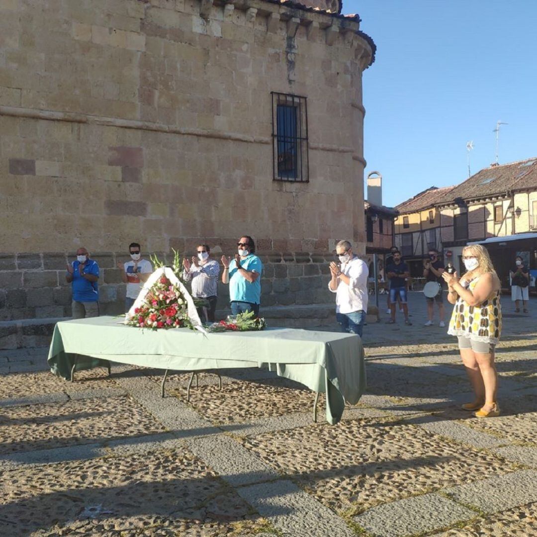 Emotivo homenaje del barrio de San Lorenzo a los fallecidos durante estos últimos meses
