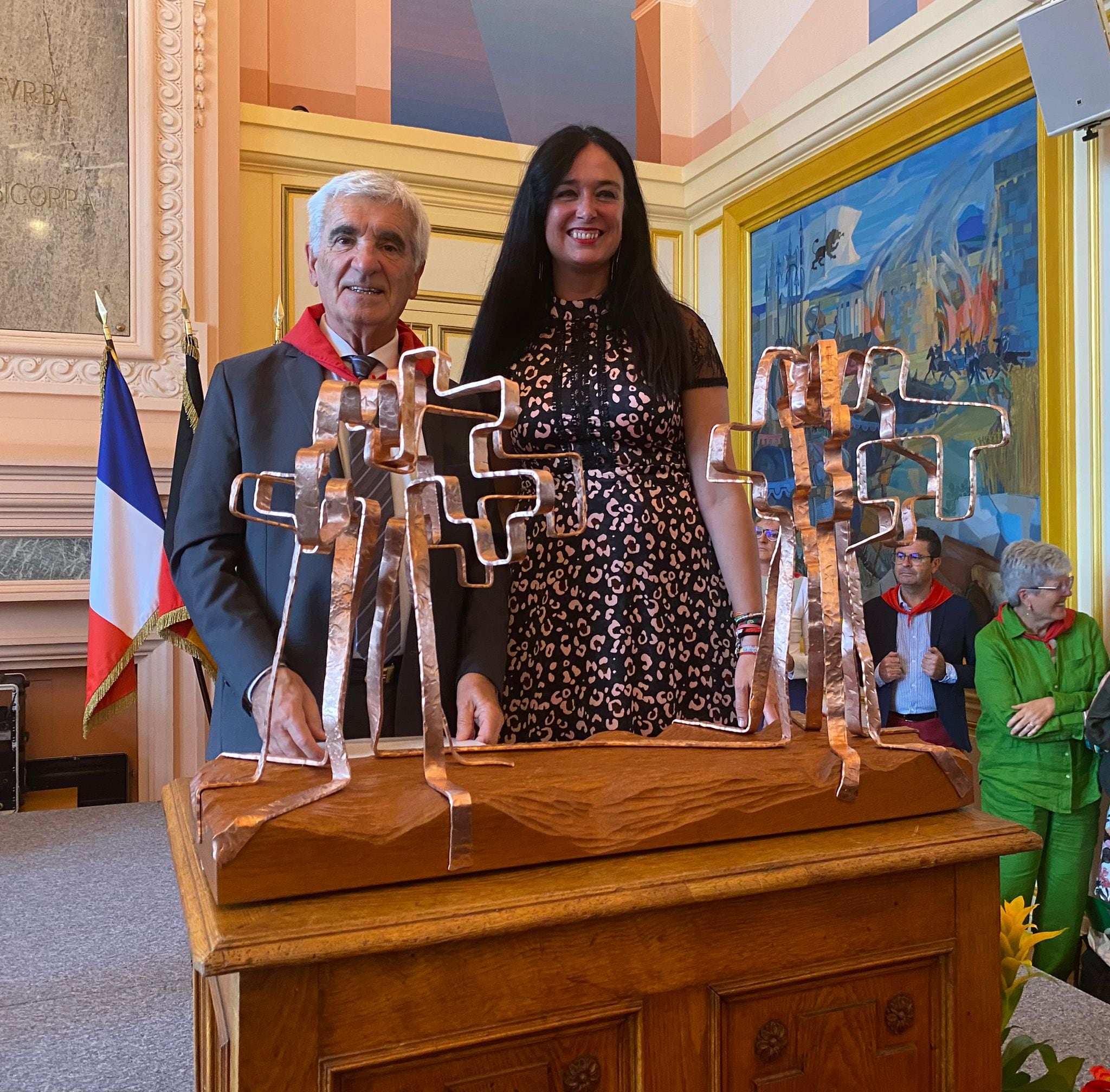 Los dos alcaldes con la escultura titulada &quot;Los árboles de la fraternidad&quot;