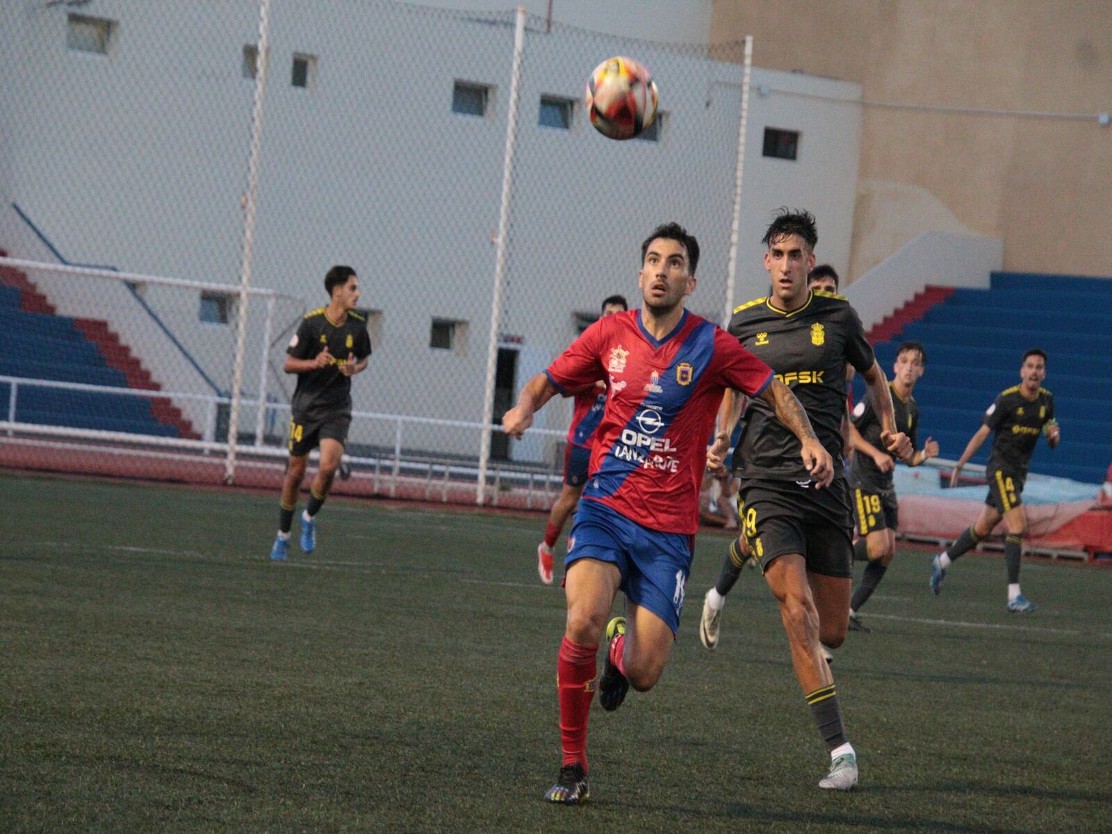 UD Lanzarote y UD Las Palmas Atlético disputando un balón.