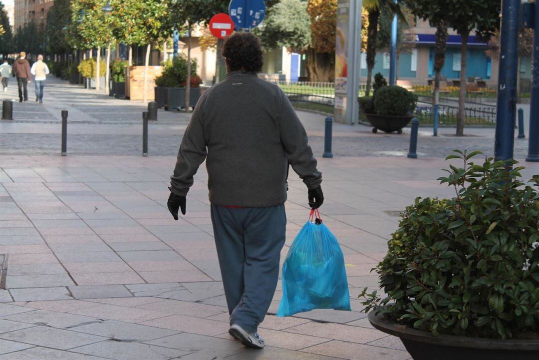 Un hombre se dispone a tirar la basura