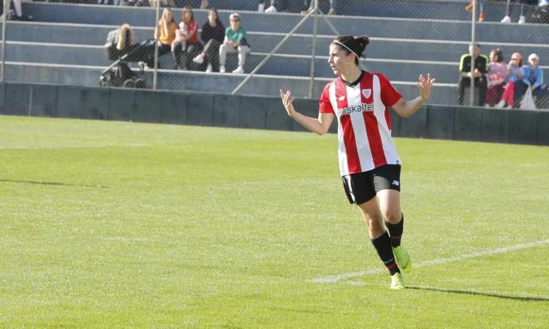 Lucía García celebra el segundo gol del Athletic en Málaga