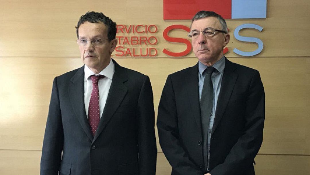 El ex subdirector de Gestión Económica e Infraestructuras, Francisco Javier González Gómez (izquierda), imputado por la jueza, y el ex gerente del Servicio Cántabro de Salud, Julián Pérez Gil, cuya causa ha sido sobreseída.