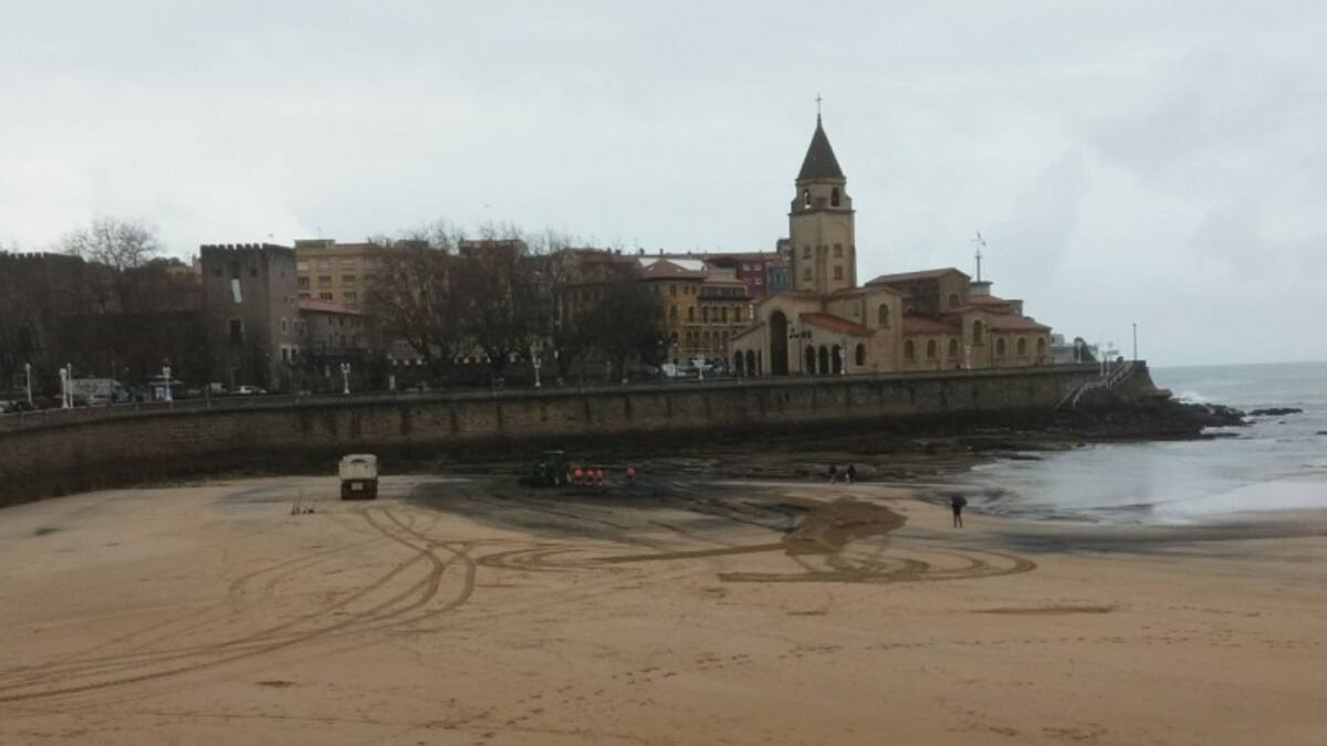 El carbón del Castillo de Salas cubre la playa de San Lorenzo