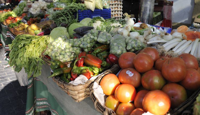 La venta de producto local en el mercado de La Bretxa