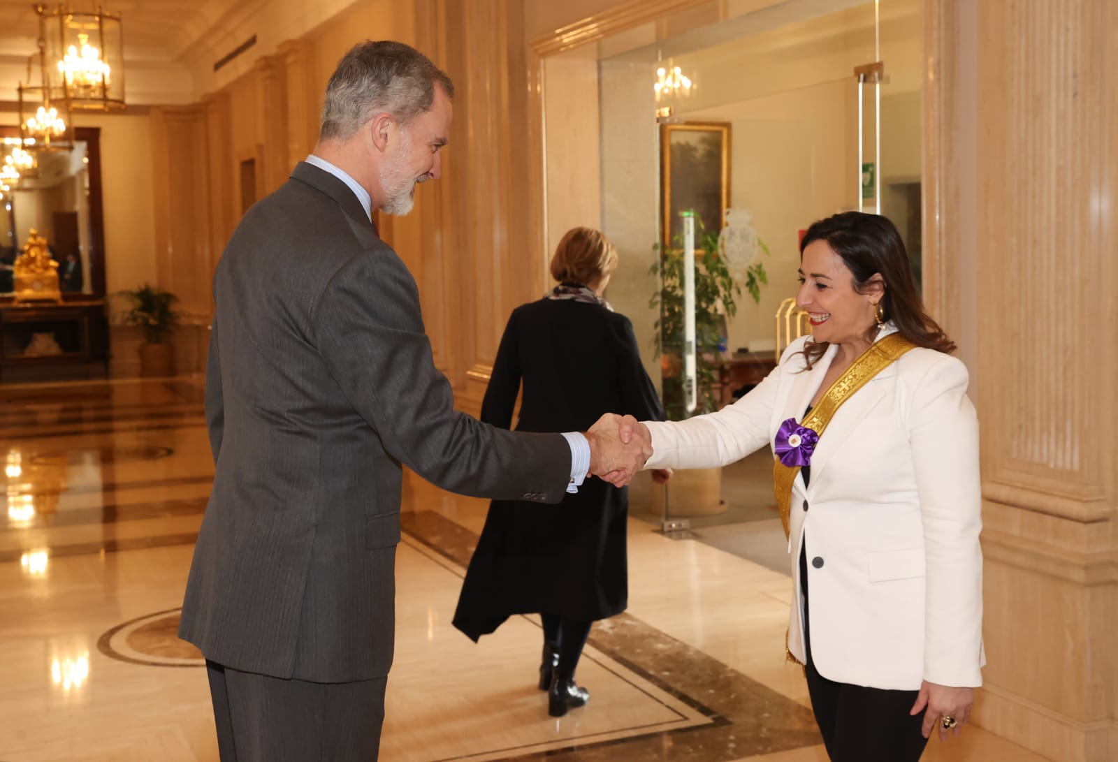 La alcaldesa de Palencia, Miriam Andrés, saluda al Rey Felipe VI en el Palacio de la Zarzuela con motivo de la Audiencia a la Junta de Gobierno de la FEMP