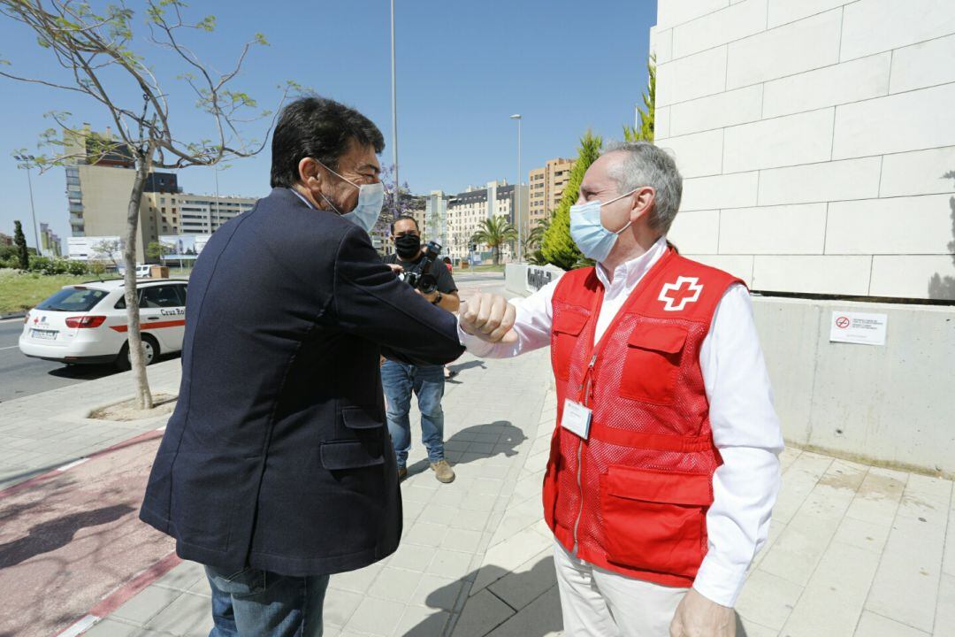El presidente de Cruz Roja en Alicante, Francisco Galvañ junto al alcalde de Alicante, Luis Barcala