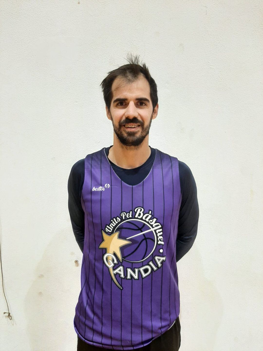 Alejandro Gómez - Arrones con la camiseta del UpB Gandia