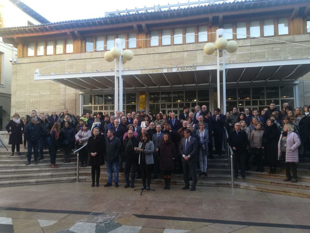 Concentración contra la violencia machista en la sede del Gobierno de Aragón